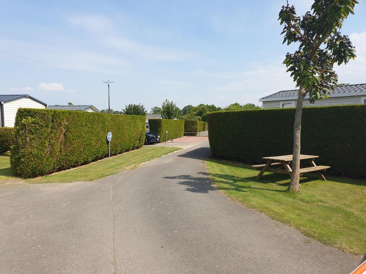 Le Clos Tranquille Hotel Gonneville-en-Auge ภายนอก รูปภาพ
